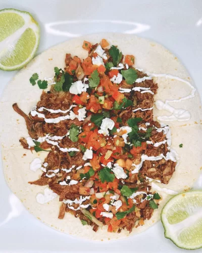 barbacoa taco with limes